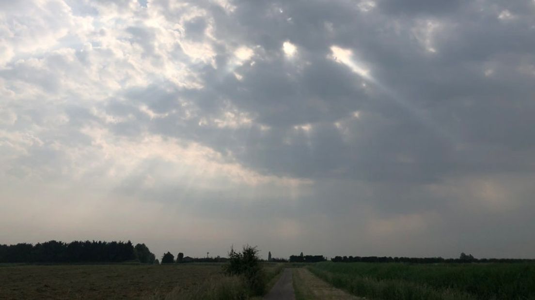 Zonnestralen achter de wolken bij Kloetinge