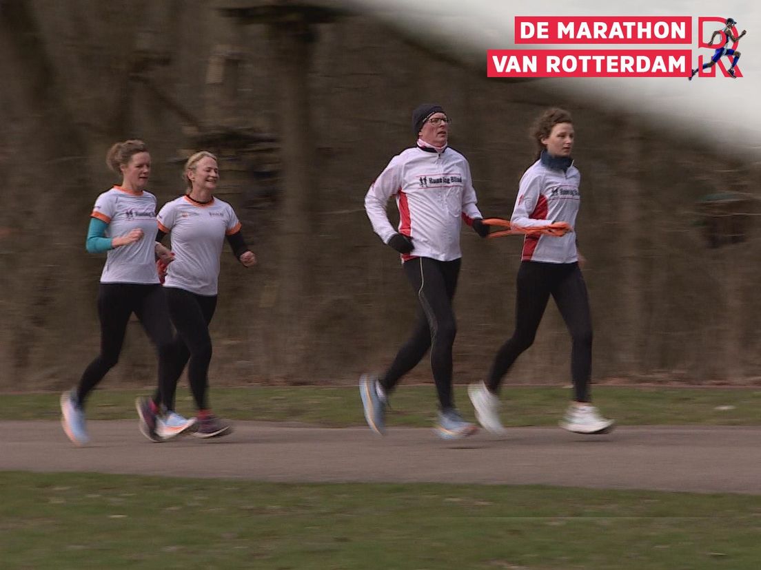 Ariënne Kapteijn (uiterst links) en Rick Brouwer (tweede van rechts) trainend met hun buddy's