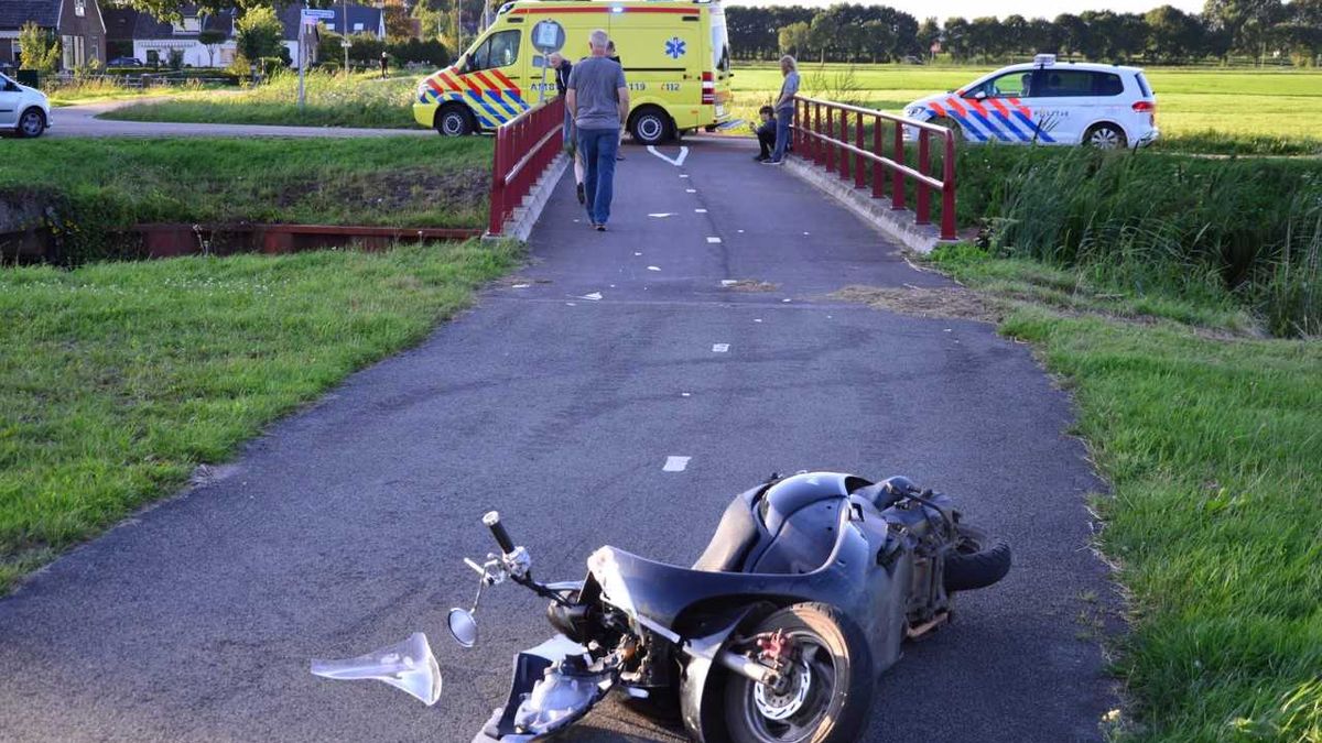 Jongens spannen touw over de weg, meisje op scooter gewond