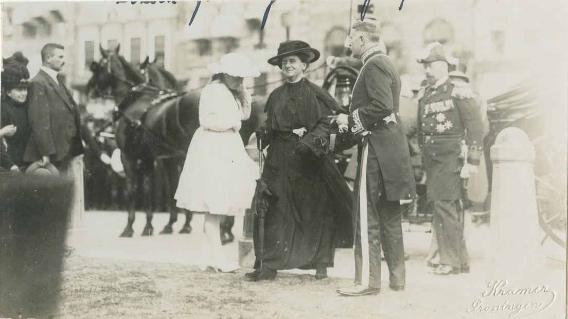 Koningin Wilhelmina loopt op de Grote Markt tijdens een bezoek aan 250 jaar Groningens Ontzet in 1922