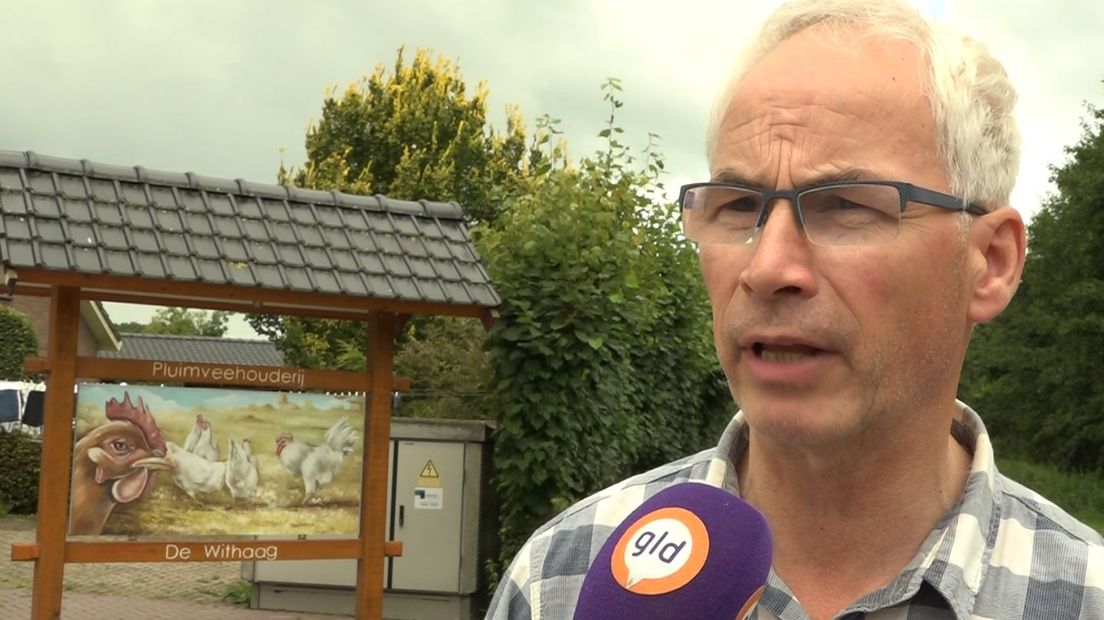 'Op dit moment heb ik het te druk, ik kan u eigenlijk niet te woord staan,' zegt pluimveehouder Helmus Torsius uit Putten. Het is tekenend voor de hectische situatie waar getroffen pluimveehouders in zitten. Hij zucht. 'Nou goed dan, heel even, ik kan geen minuut missen nu.' Hoe gaat het? ''Niet zo best', zegt hij resoluut.