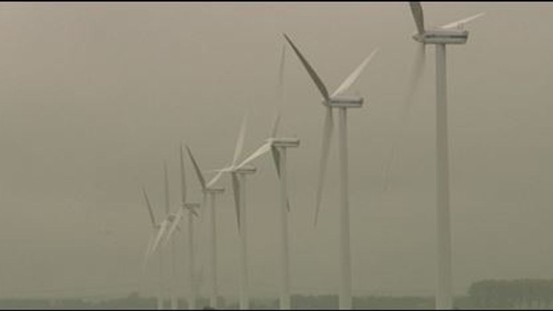 Zelf een zon- of windmolenpark bouwen om groene stroom te produceren. Steeds meer Gelderlanders willen dat. Onlangs kregen de 100 leden van de coöperatie Lingewaard Energie uit Huissen te horen dat ze een essentiële subsidie van 1,7 miljoen euro uit Den Haag krijgen om maar liefst zesduizend zonnepanelen aan te leggen.