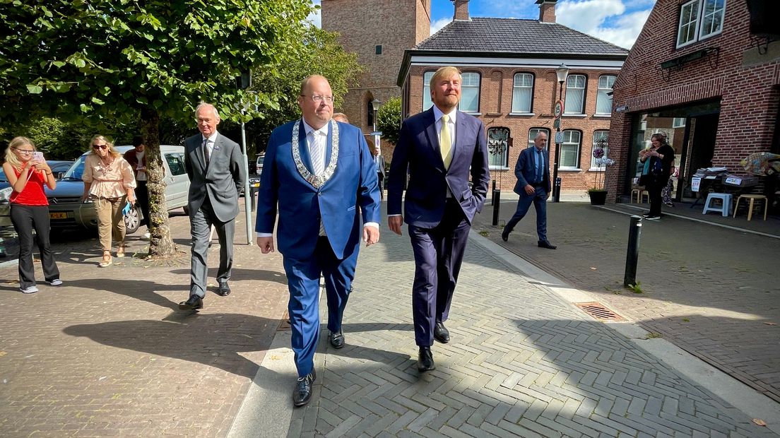 De koning (r) met burgemeester Ben Visser in Loppersum