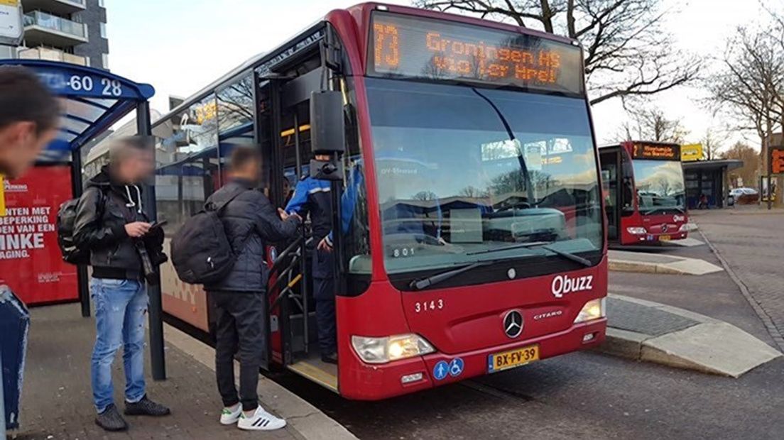De bus gaat rijden van het azc in Ter Apel naar station Emmen (Rechten: RTV Drenthe/Steven Stegen)