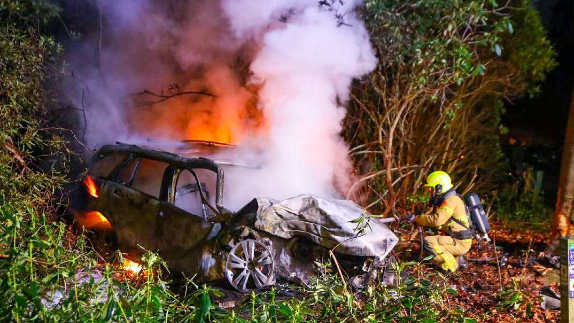 Foto: Auto crasht en vliegt in de brand, bestuurder met brandwonden naast auto aangetroffen