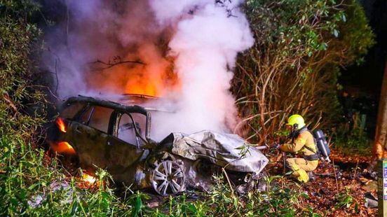 Auto crasht en vliegt in de brand, bestuurder met brandwonden naast auto aangetroffen