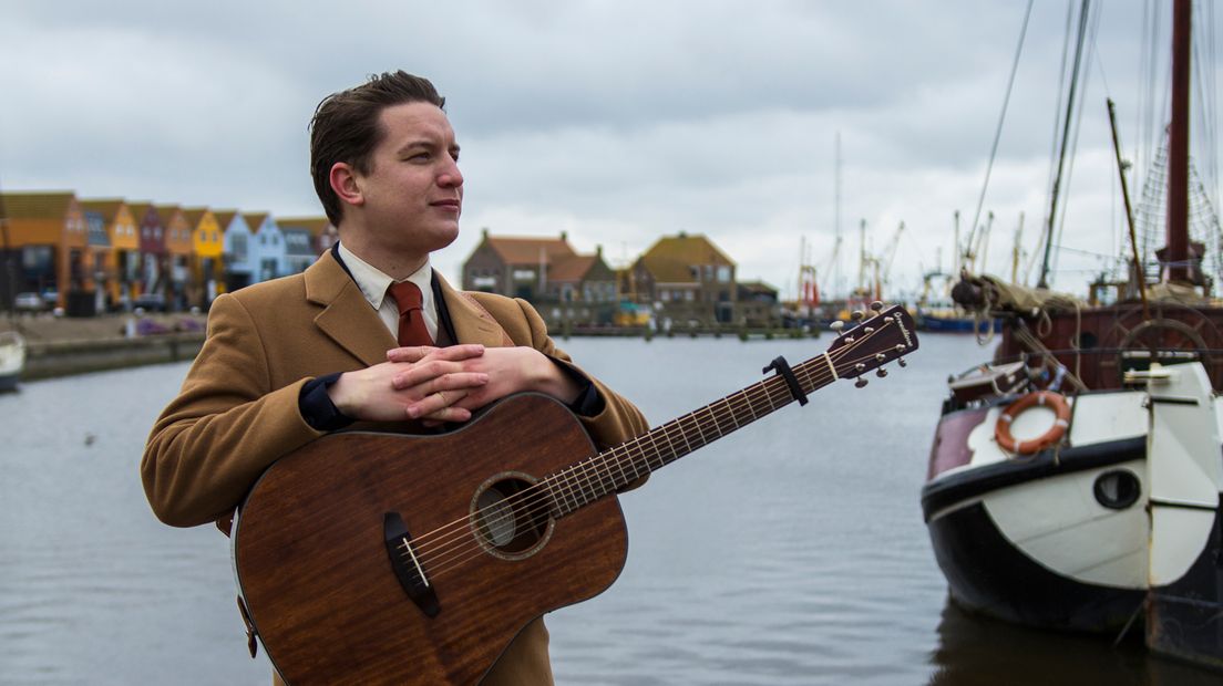 Timo de Jong in de haven van Stavoren (Rechten: RTV Drenthe/Robbert Oosting)