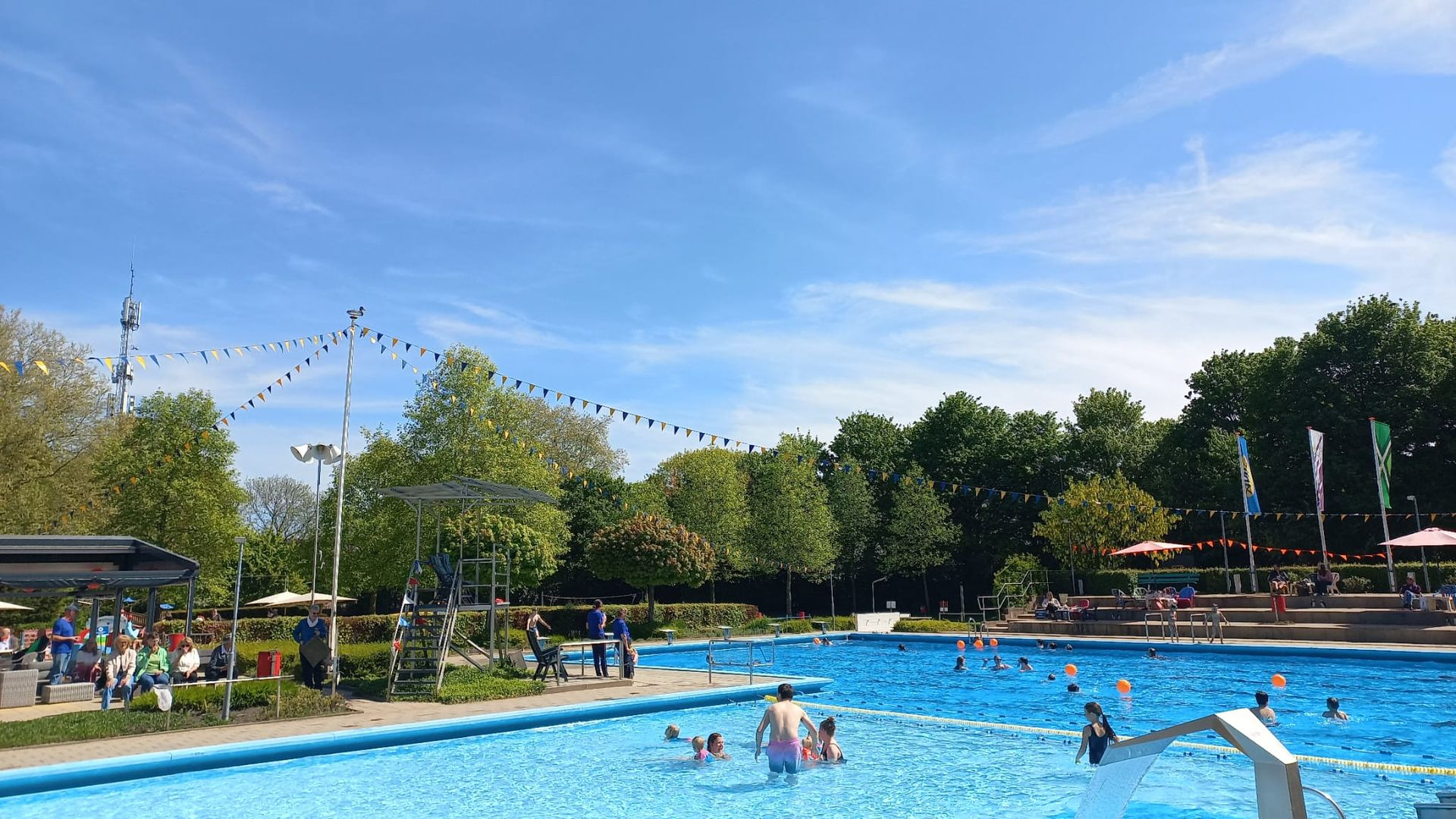 Zomerse temperaturen tot 25 graden; buien in het weekeinde