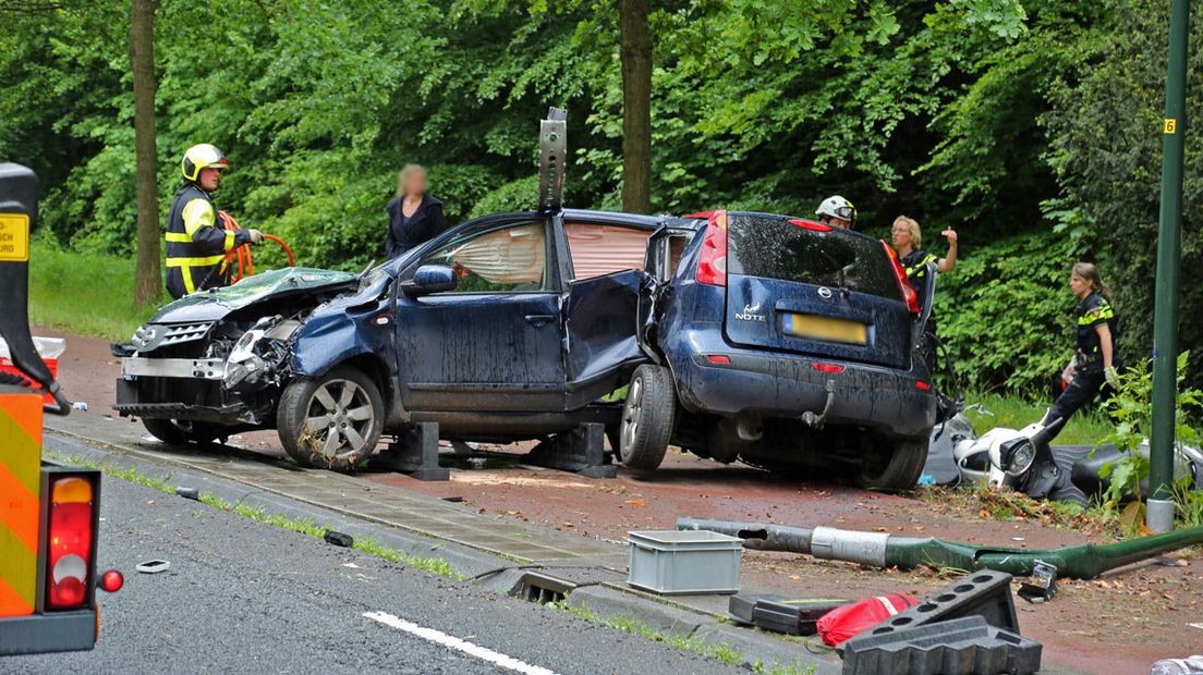 Van één van de auto's is weinig meer over