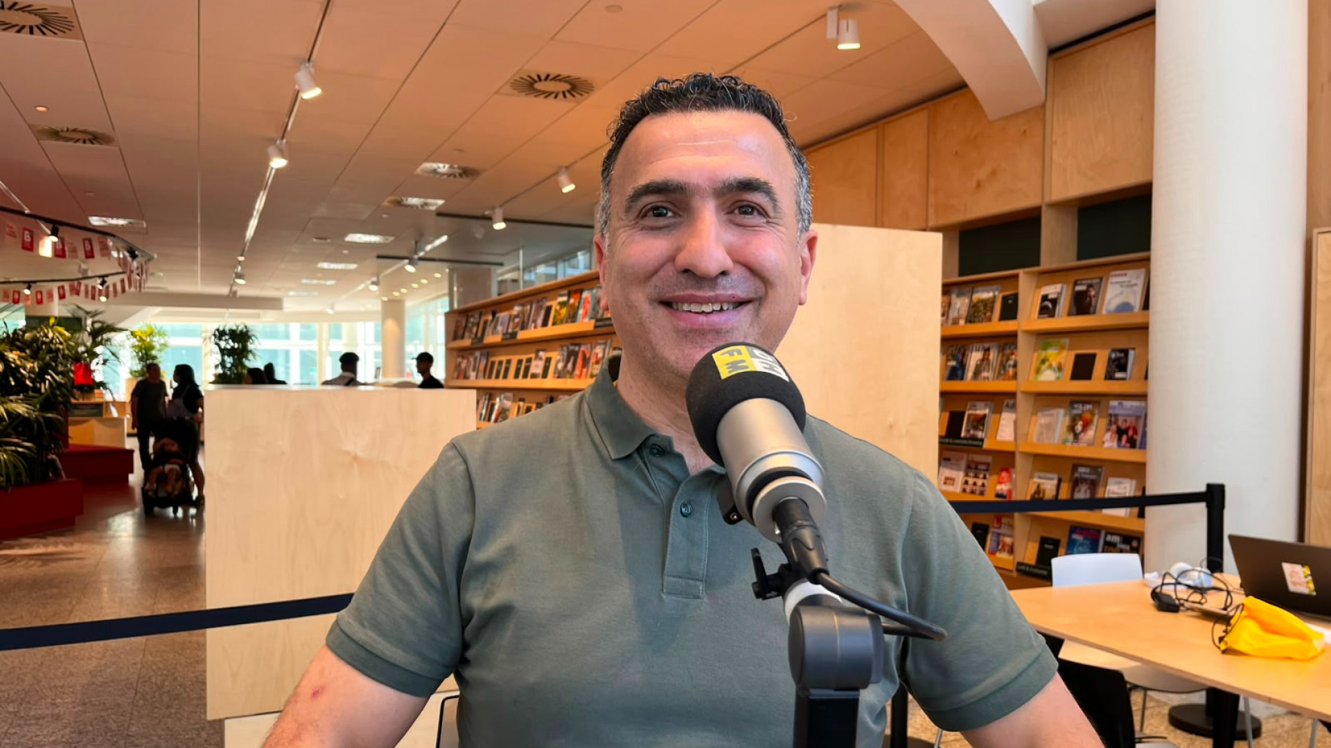 Atalay in de studio bij Haags Bakkie met Jessica Mendels