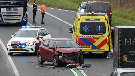 112 nieuws: Automobilist met spoed naar ziekenhuis na botsing tegen boom in Overdinkel.