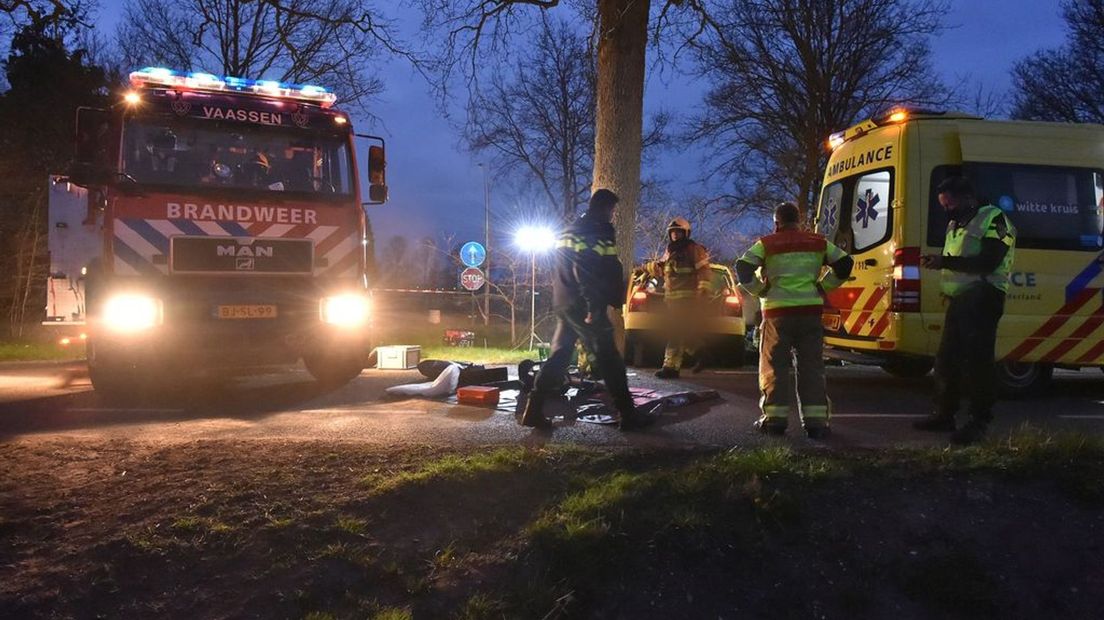 Auto knalt op boom bij Vaassen