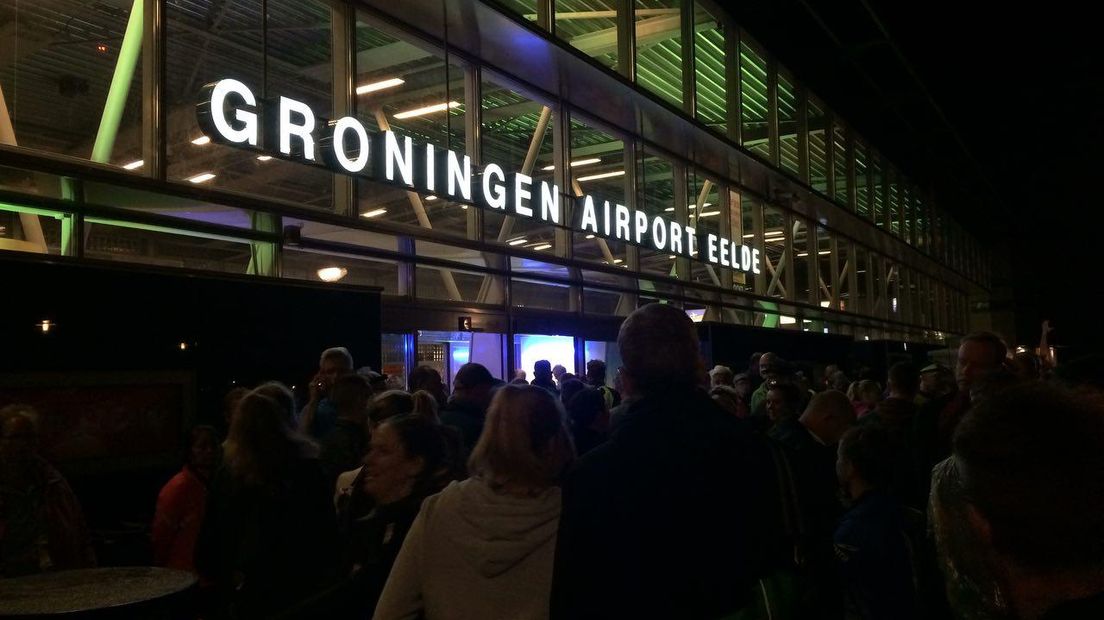 Deelnemers wachten bij Groningen Airport Eelde (Rechten: RTV Drenthe/Susan Pathuis)