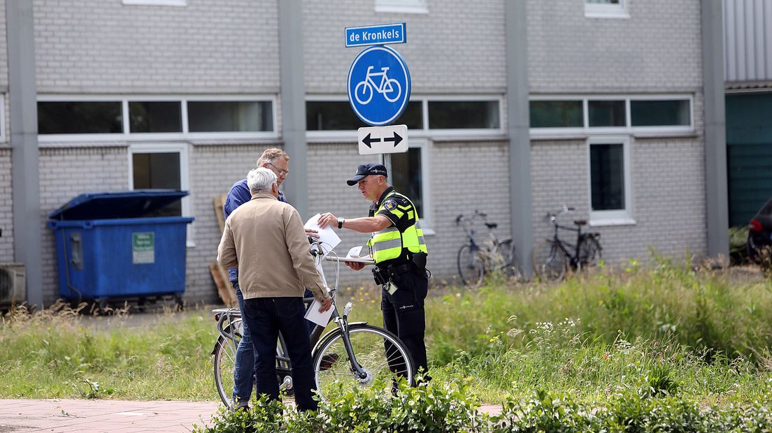 De politie ondervraagt voorbijgangers in Bunschoten.
