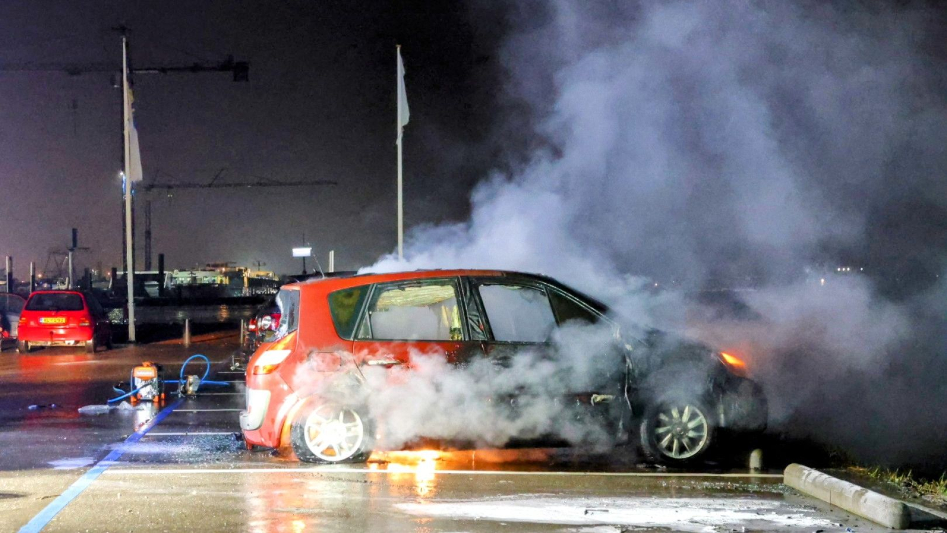 Auto in de sloot • persoon vast in lift