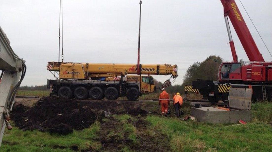 De kraanwagen staat weer overeind