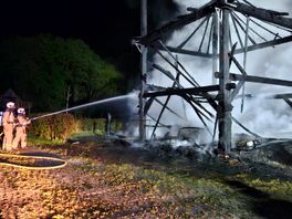 Hooischuur in Ansen gaat in vlammen op
