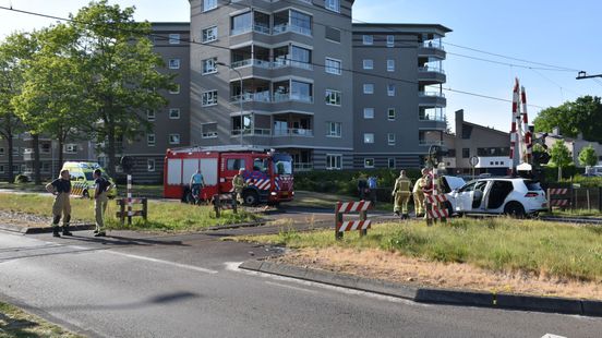 Botsing tussen auto en trein op de van Schaikweg in Emmen. Botsing tussen auto en trein op de van Schaikweg in Emmen.