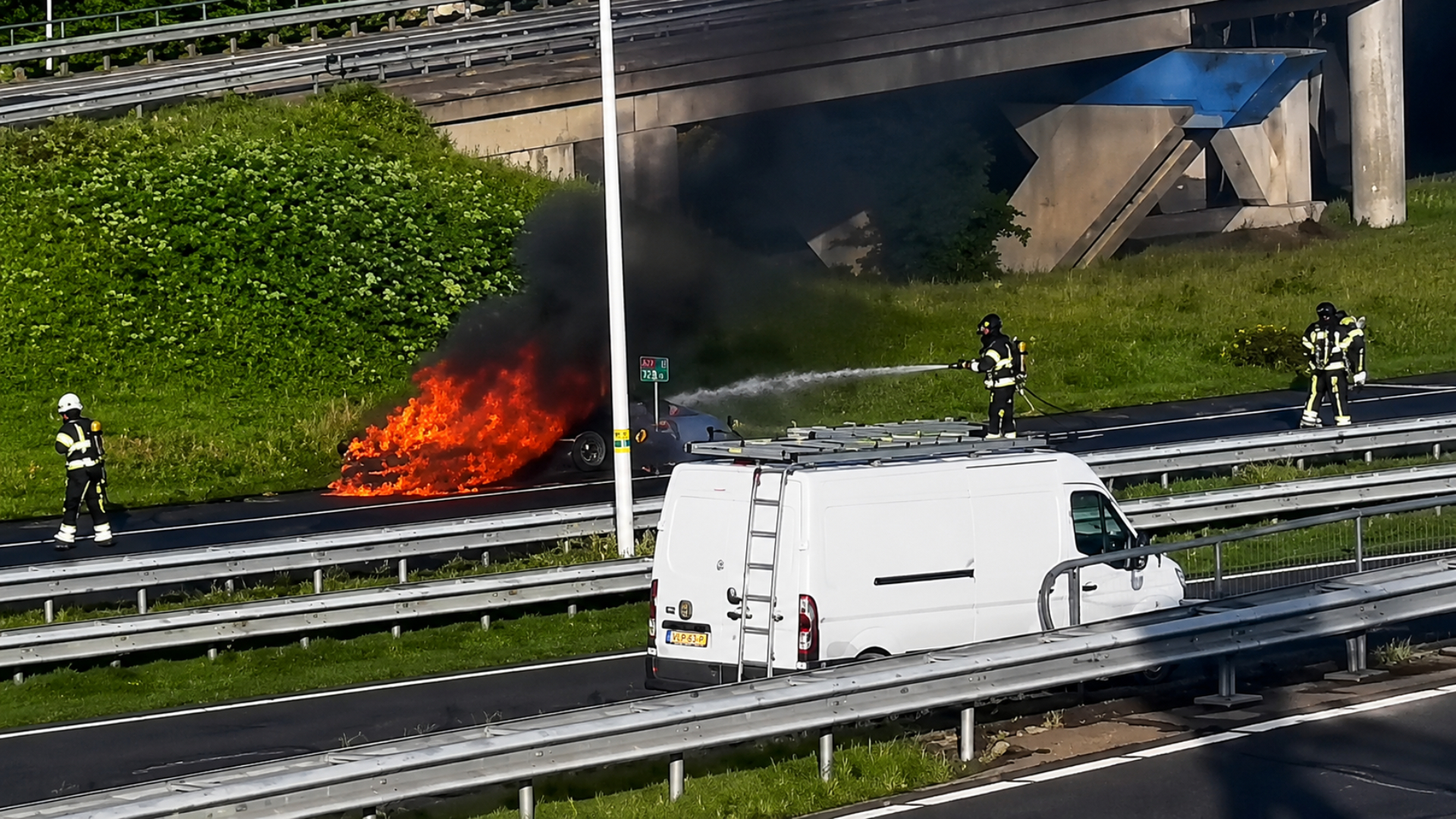 Een brandend voertuig op de A15.
