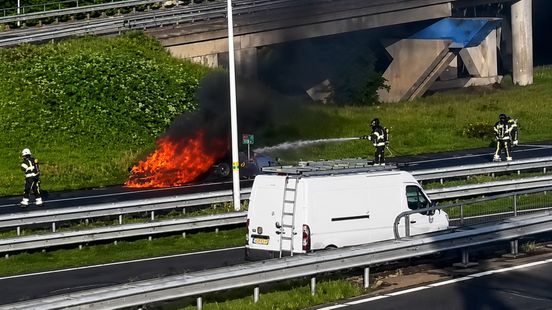 Files door brandende auto en ongeluk met vier autos op snelweg. Files door brandende auto en ongeluk met vier autos op snelweg.