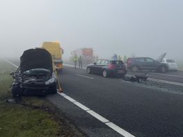Flinke files op A28 door ongelukken, twee automobilisten gewond