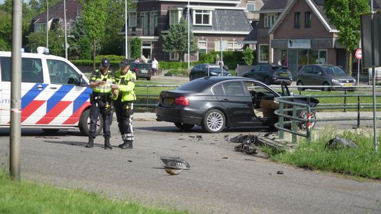 Busje op zijn kant door botsing in de Krim Home