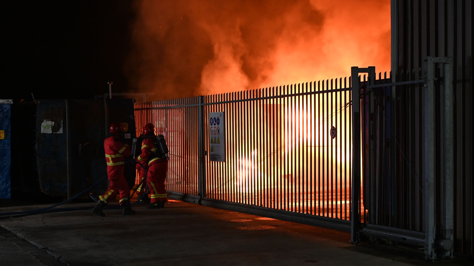112-nieuws zaterdag 14 oktober: Containerbrand Midwolda • Auto op z'n kant • Zakkenroller blijkt drugsdealer