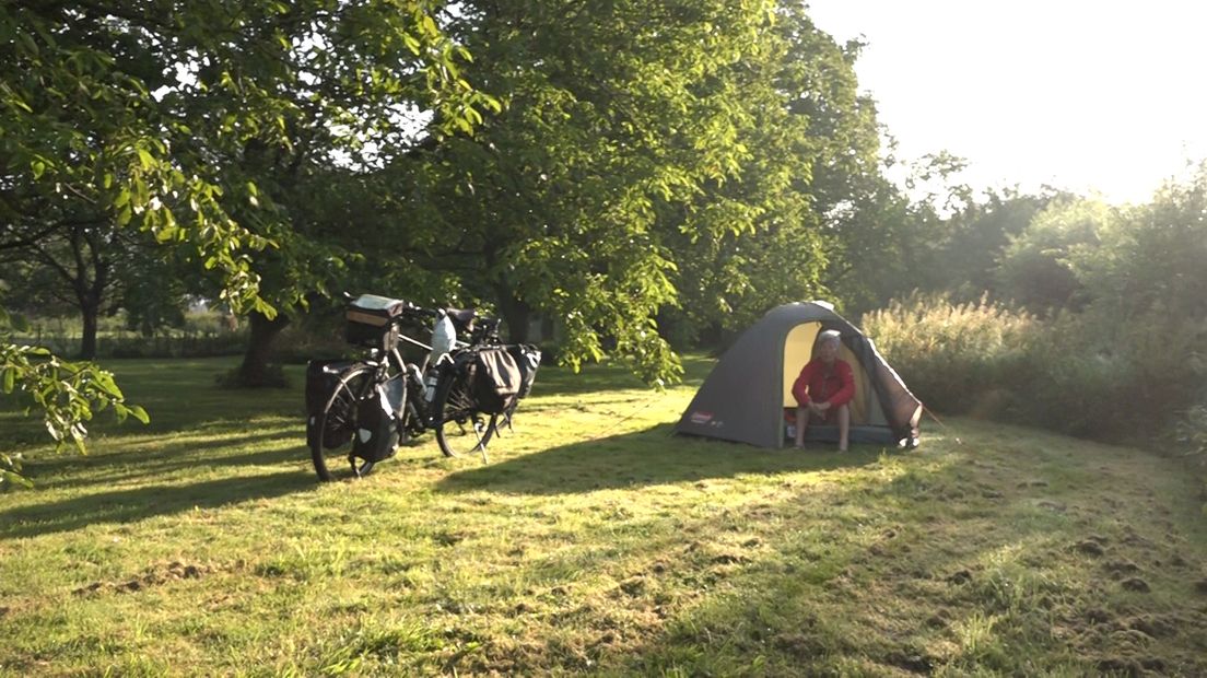 Airbnb heeft er een kampeerzusje bij: Campspace. Het onlineplatform biedt kampeerders de kans om bijvoorbeeld gewoon in iemands tuin te overnachten. Of om je tuin aan te bieden als kampeerplek. Saskia op de Weegh uit Nijbroek heeft plek voor één tent in haar boomgaard.