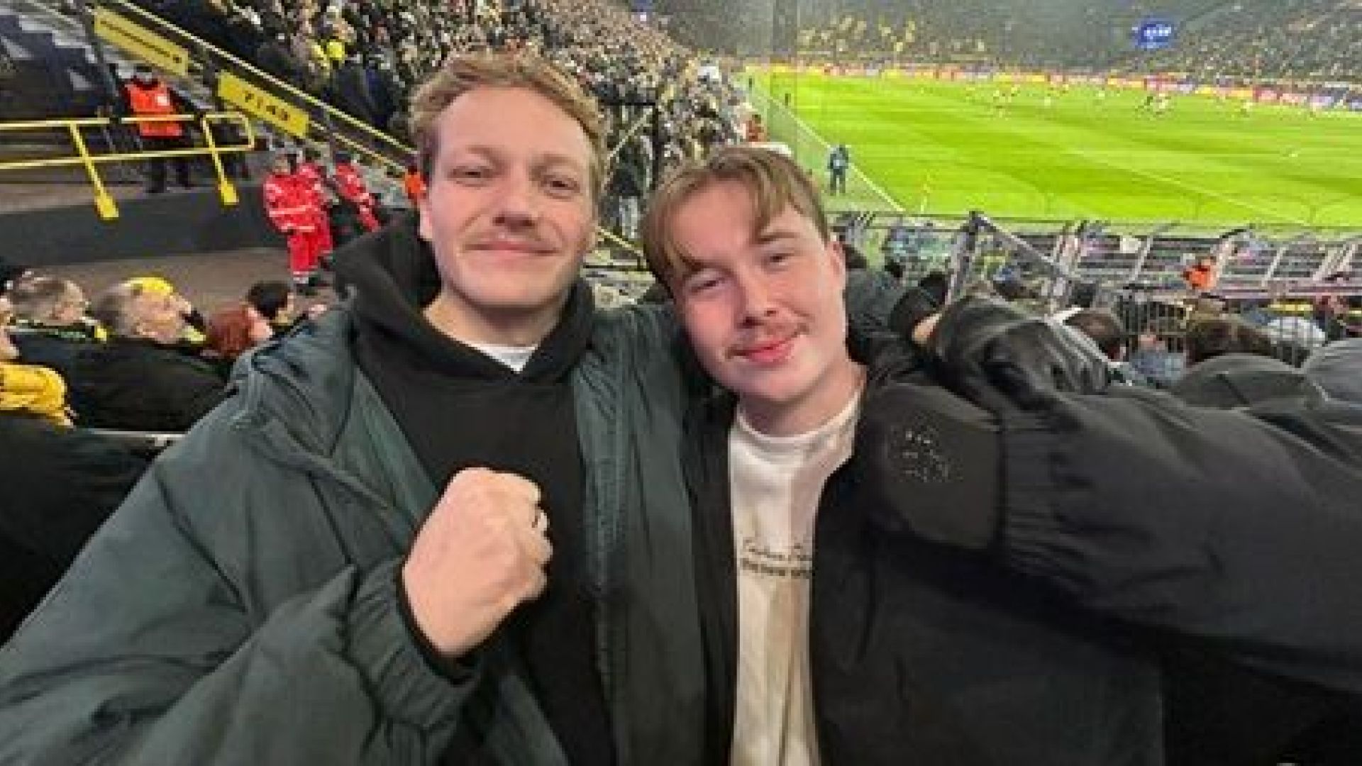 Mark en Bram, mét snor, zijn klaar voor de benefietwedstrijd.