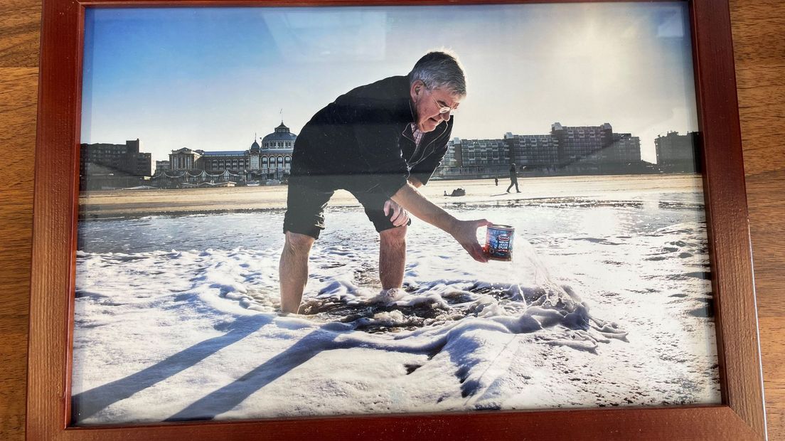 Fotolijstje op het bureau van Jan van Zanen