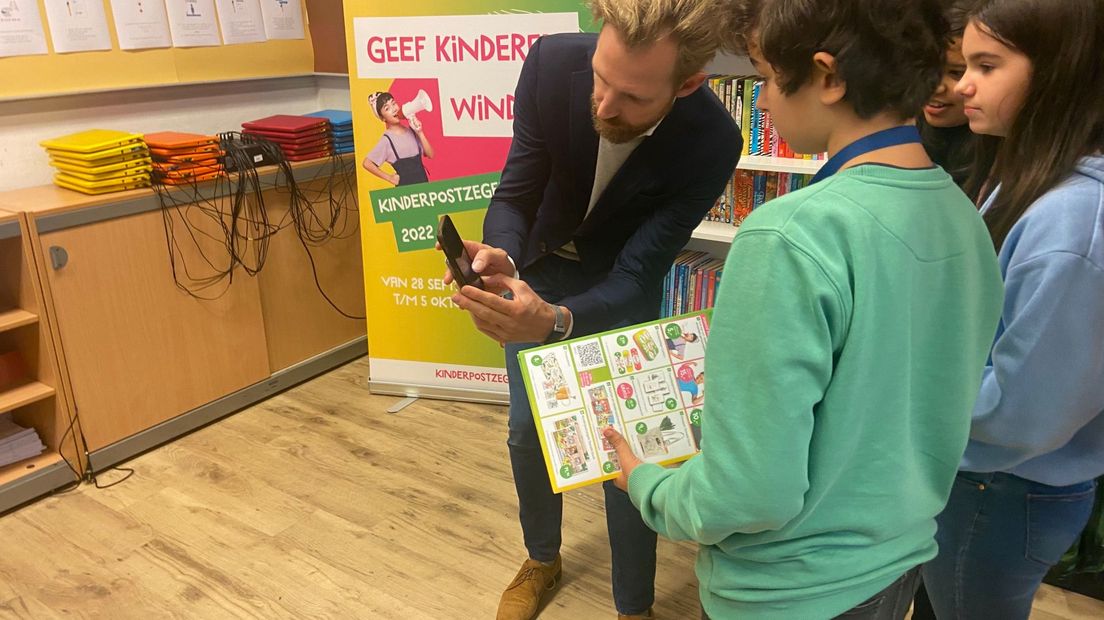 Minister Dennis Wiersma bestelt de kinderpostzegels