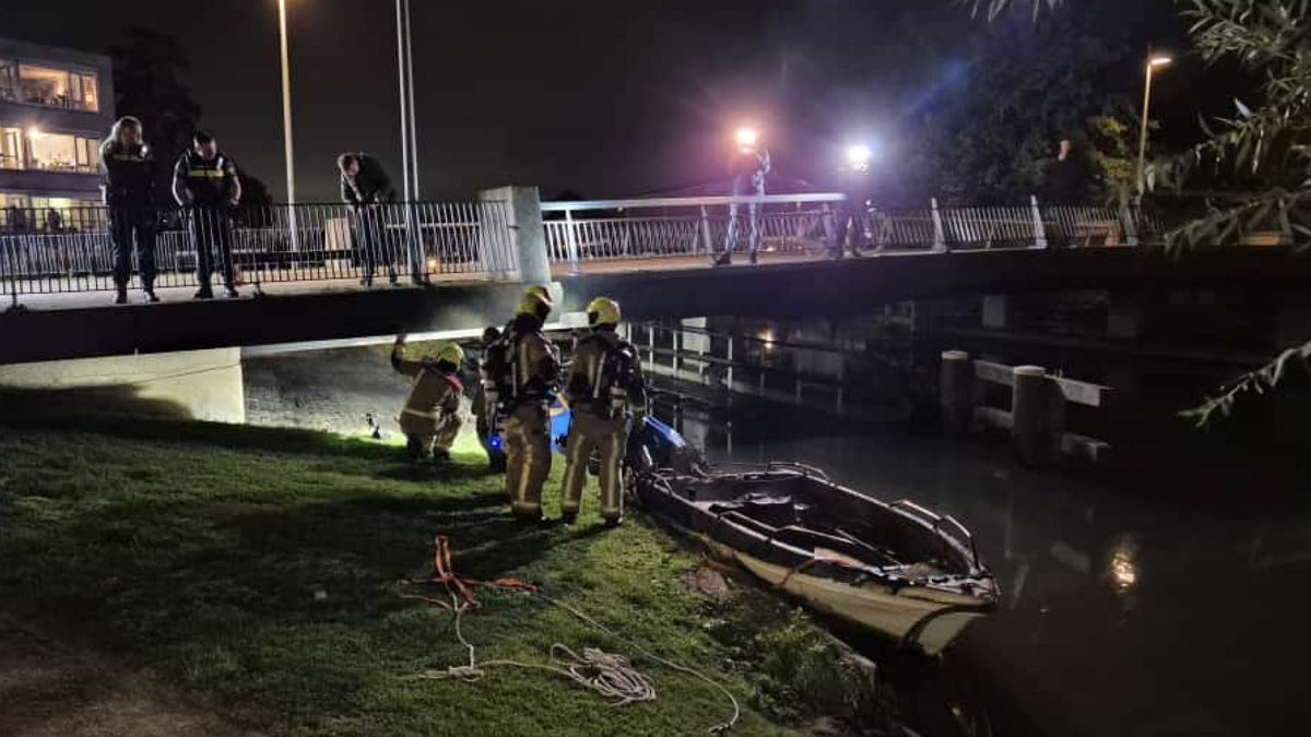 Drie bootjes volledig in brand bij brug
