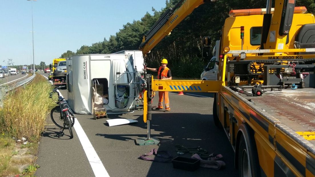 Op de A50 bij Arnhem is maandagmiddag een caravan gekanteld. Daardoor waren er tussen Heteren en knooppunt Grijsoord twee rijstroken dicht.