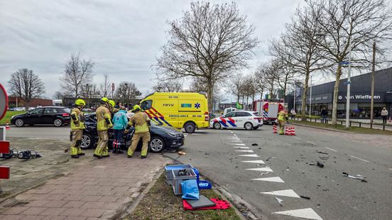 Bestuurder raakt bekneld bij ongeluk in Amersfoort. Bestuurder raakt bekneld bij ongeluk in Amersfoort.