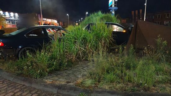 Auto's vast op rotonde