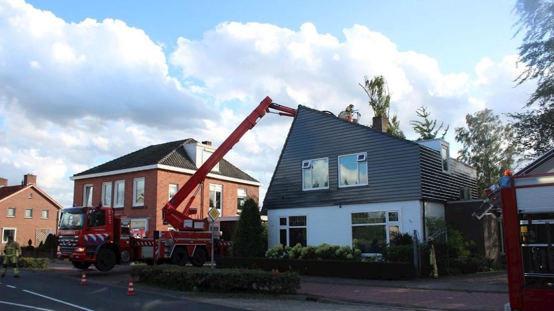 Boom valt op woning in Zenderen