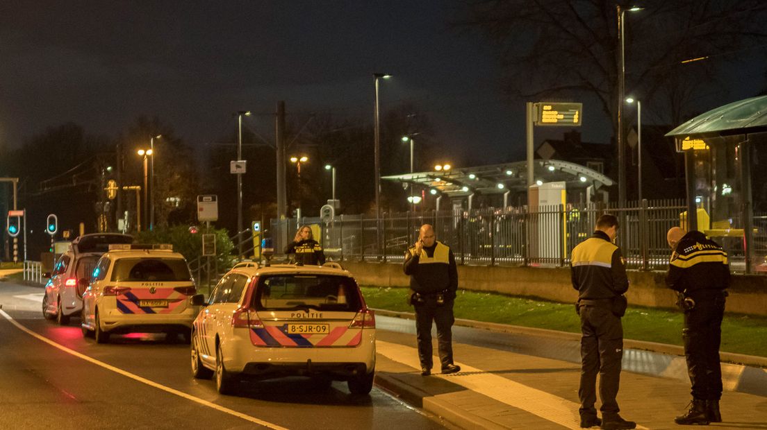 Politieagenten doen onderzoek.