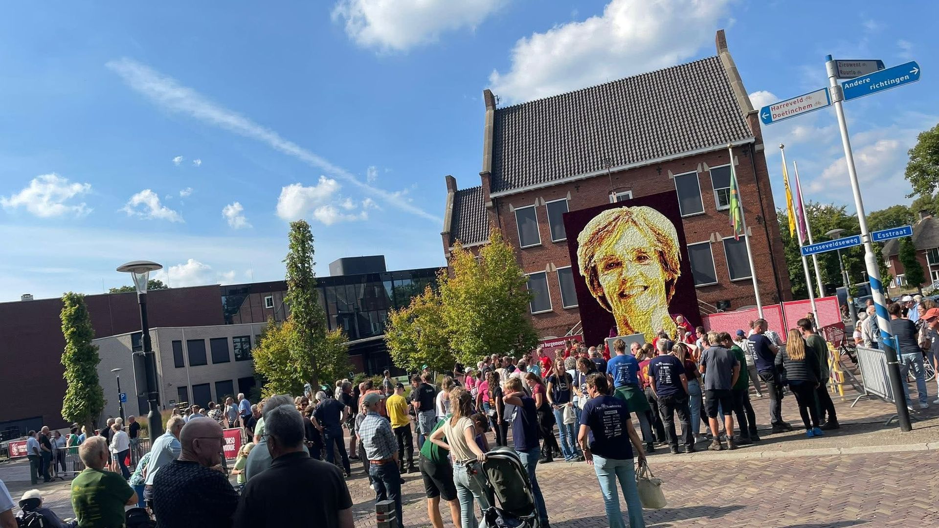 Het metershoge portret tegenover de werkkamer van de burgemeester.