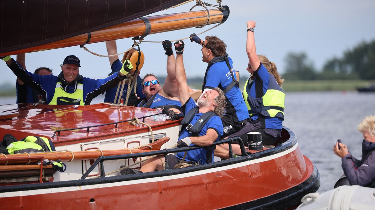 Joure als eerste om de ton, Grou in het achterveld