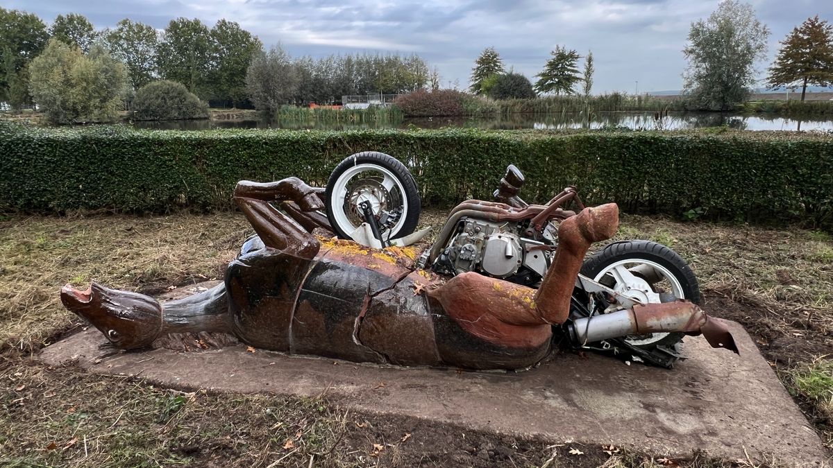 Het lelijkste kunstwerk van Nederland staat in Oudewater: 'Gelukkig staat er een heg omheen'