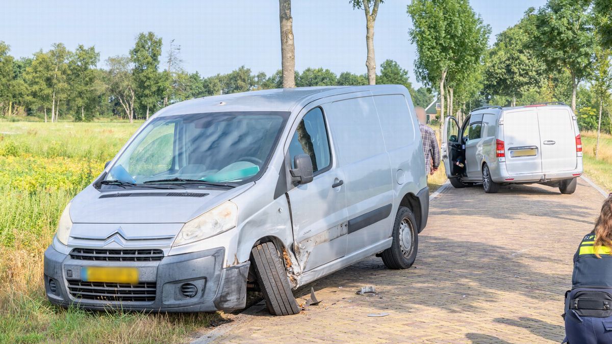 Frontale aanrijding tussen twee busjes in Oldeberkoop
