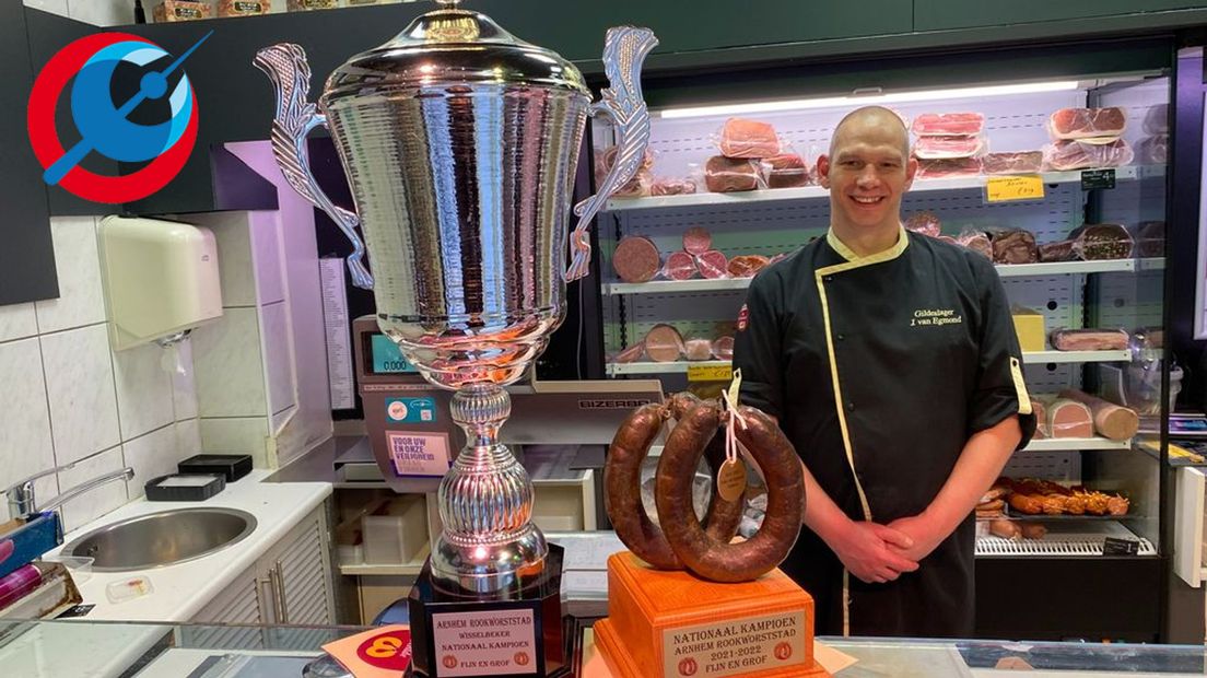 Winnaar John van Egmond bij zijn prijzen