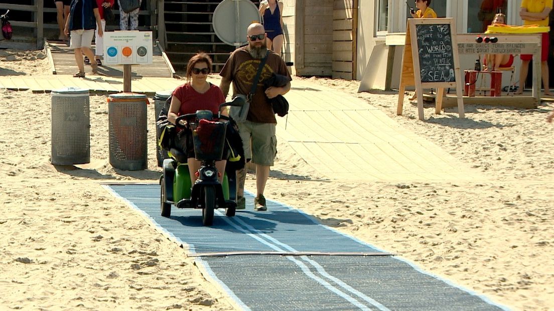 Het strand is nu tijdelijk helemaal toegankelijk voor rolstoelers.