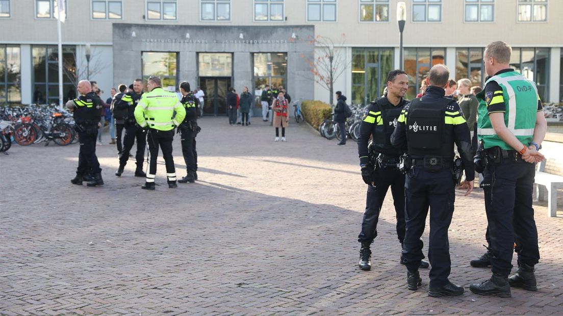 Massale politie-inzet bij het gebouw van de TU Delft.
