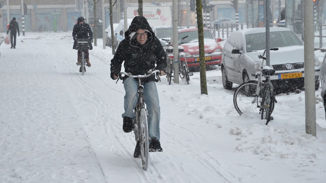 Fietser in de sneeuw, Den Haag