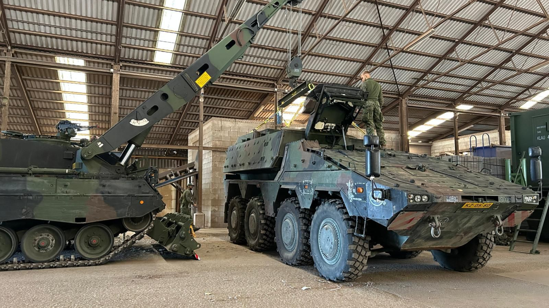 Monteurs van Defensie oefenen bij steenfabriek