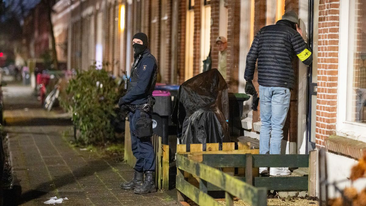 Drugshandelaar (30) uit Leeuwarden gepakt met verboden wapens en contant geld
