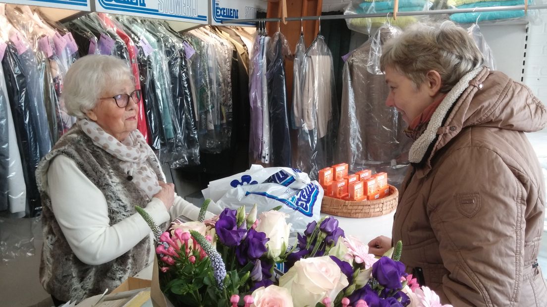 Ze is ruim 91 jaar en mag zich de oudste ondernemer van Nederland noemen; Minie Wiegman uit Brummen. Ondanks haar hoge leeftijd runt zij nog steeds een depot van stomerij Excellent in Brummen.