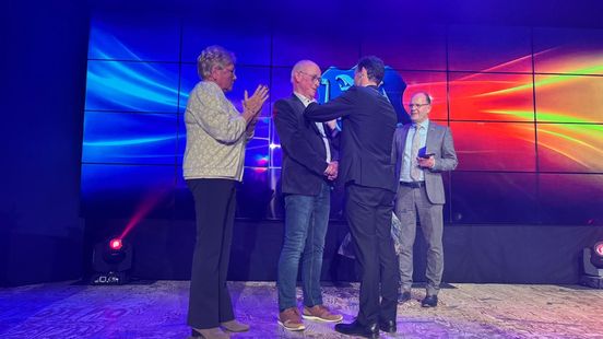 Bijzonder! Burgemeester reikt zingend een lintje uit