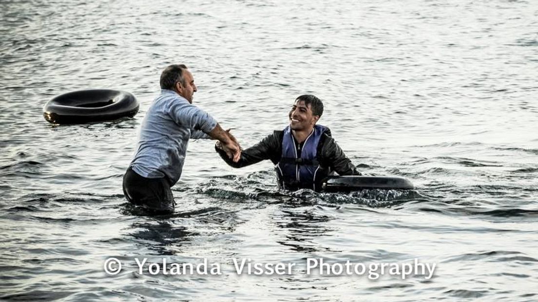 Een vluchteling uit Syrië wordt uit zee gered, zodra hij  met een bootje bij Lesbos aankomt (Rechten: Yolanda Visser)
